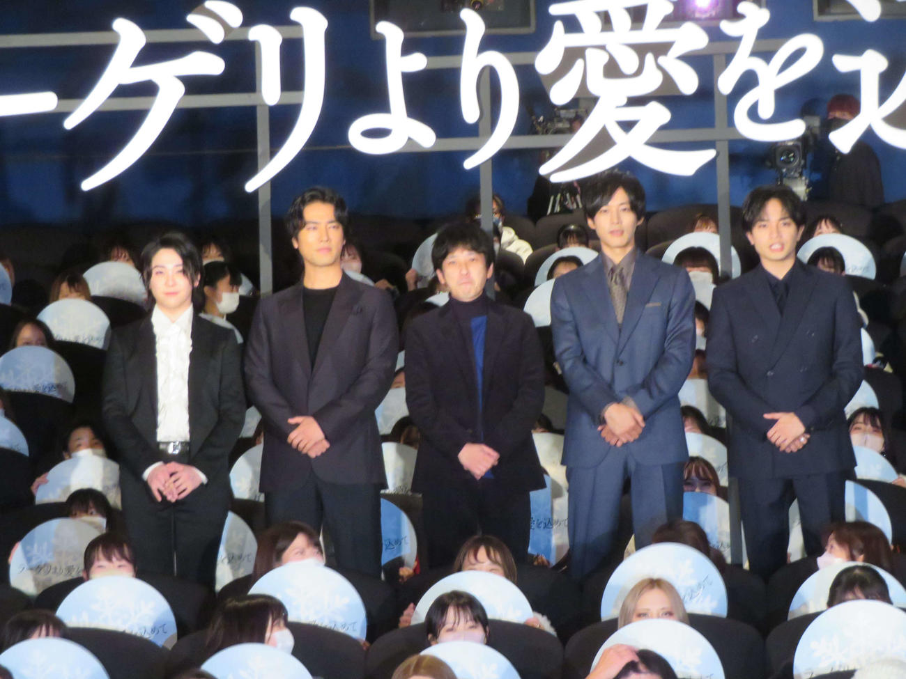 映画「ラーゲリより愛を込めて」大ヒット御礼舞台あいさつに登壇した、左から大森元貴、桐谷健太、二宮和也、松坂桃李、中島健人（撮影・村上幸将）