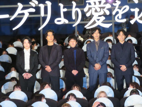 映画「ラーゲリより愛を込めて」大ヒット御礼舞台あいさつに登壇した、左から大森元貴、桐谷健太、二宮和也、松坂桃李、中島健人（撮影・村上幸将）