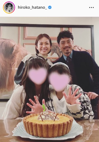 畑野ひろ子は、夫の鈴木啓太氏（後列右）と長女、次女との家族ショットを公開（畑野ひろ子のインスタグラムより）