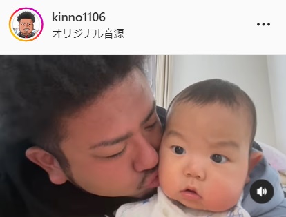 息子のほおにキスする金ちゃん（金ちゃんのインスタグラムより）