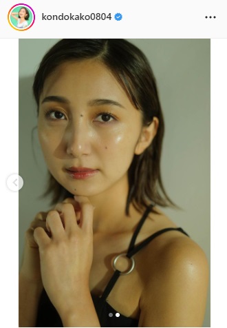黒のドレスを着たTBS近藤夏子アナのアップ写真（近藤夏子アナのインスタグラムより）