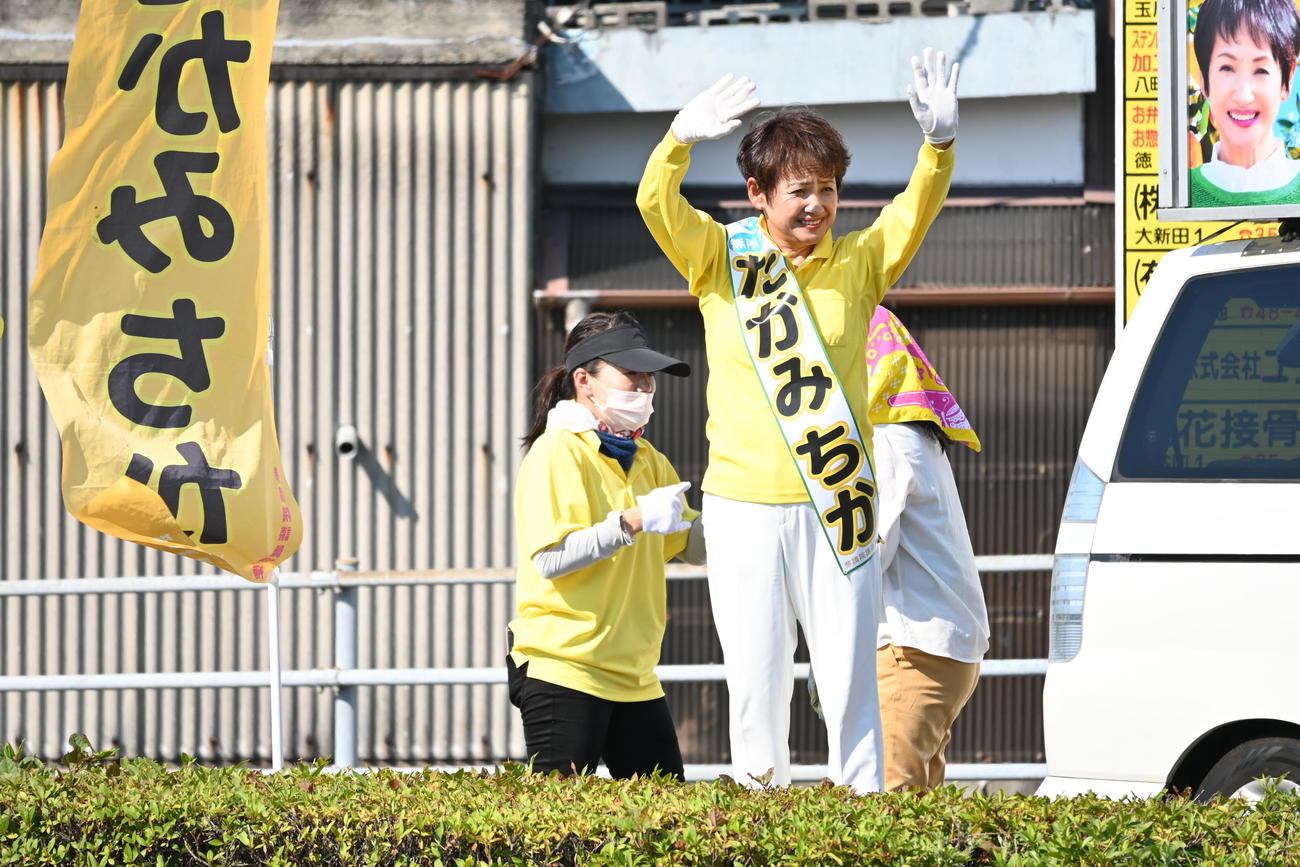 街頭演説する高見知佳さん（2022年7月撮影）