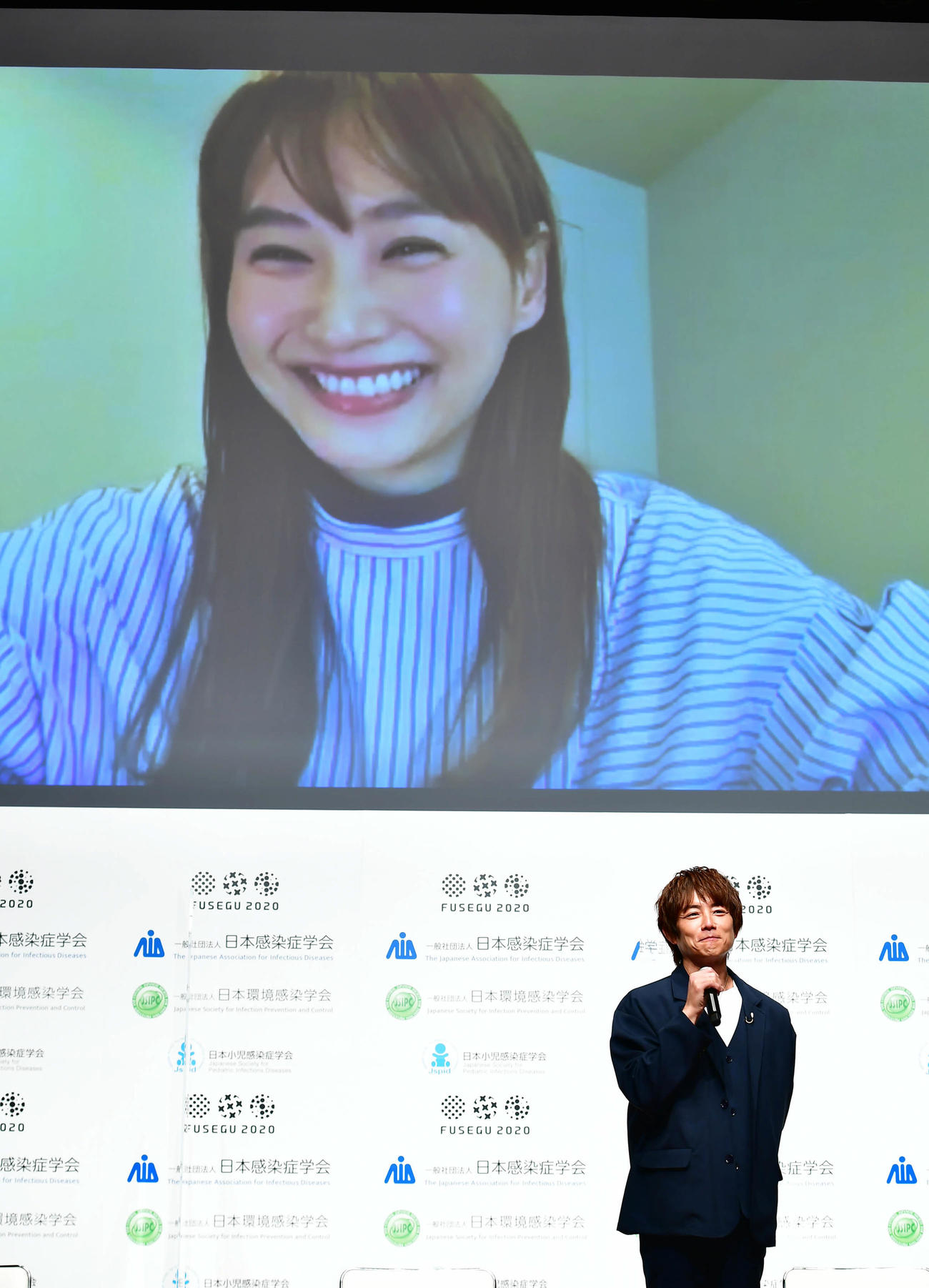 「FUSEGU 2020市民公開セミナー親子で考える感染症対策」に臨む杉浦太陽。後方モニターは濃厚接触者となり急きょリモートで出演した藤本美貴（撮影・小沢裕）