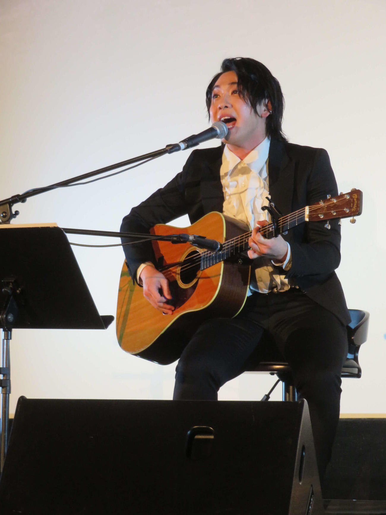 映画「ラーゲリより愛を込めて」大ヒット御礼舞台あいさつで歌唱する大森元貴（撮影・村上幸将）
