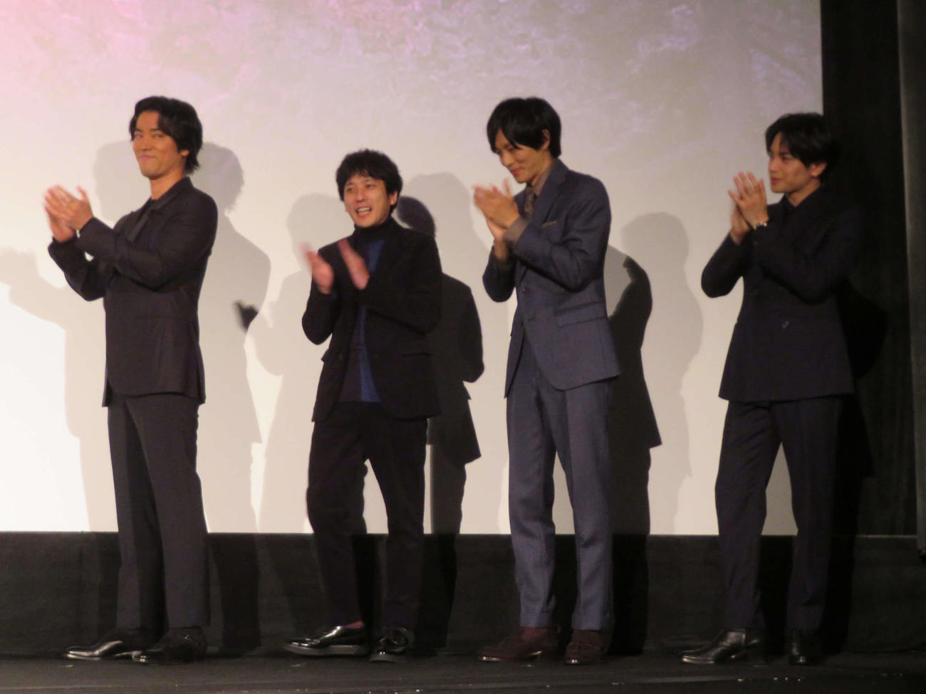 映画「ラーゲリより愛を込めて」大ヒット御礼舞台あいさつで、大森元貴の歌唱を聴き、拍手する、左から桐谷健太、二宮和也、松坂桃李、中島健人（撮影・村上幸将）
