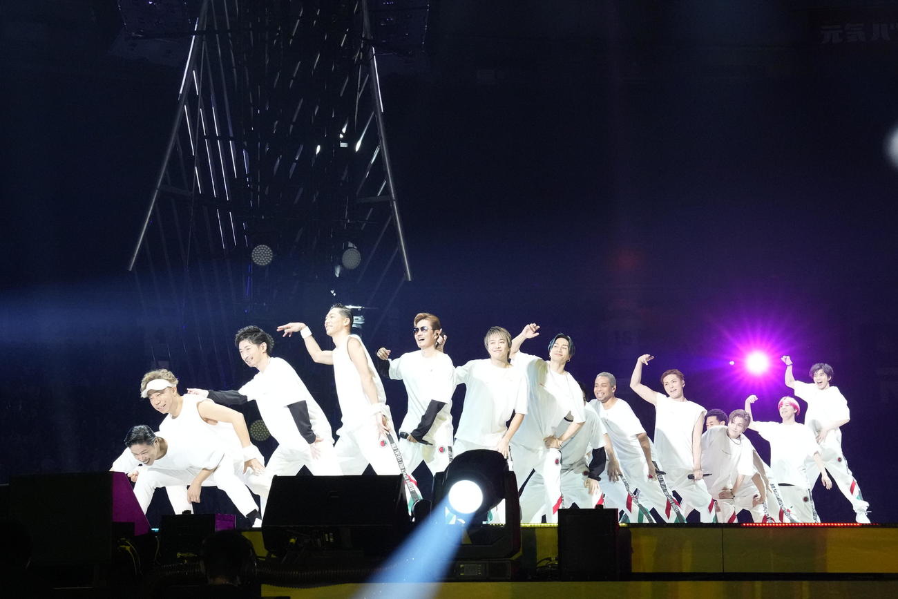 全国ドームツアー「POWER OF WISH」のクリスマススペシャル最終公演で「Choo Choo TRAIN」でロールダンスを披露するEXILE