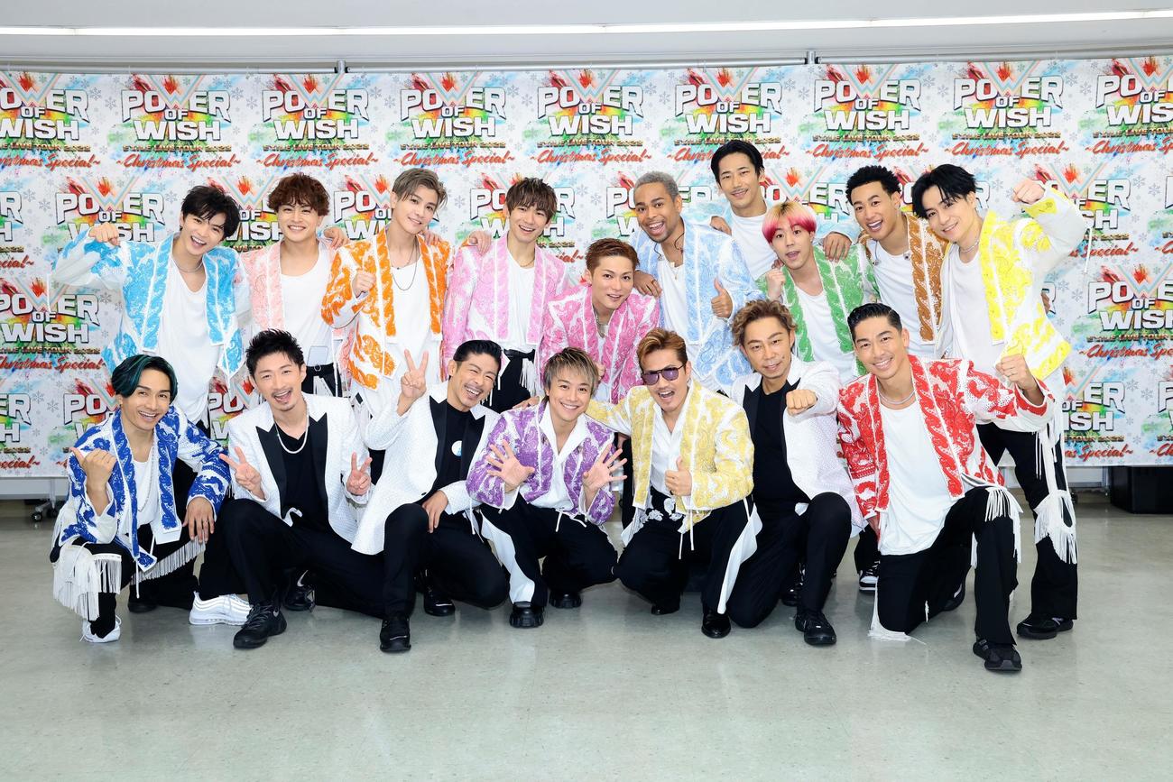 全国ドームツアー「POWER OF WISH」のクリスマススペシャル最終公演を行ったEXILE。前列左からMAKIDAI、MATSU、TAKAHIRO、ATSUSHI、USA、AKIRA。後列左から佐藤大樹、白濱亜嵐、岩田剛典、NAOTO、SHOKICHI、NESMITH、小林直己、世界、関口メンディー、TETSUYA