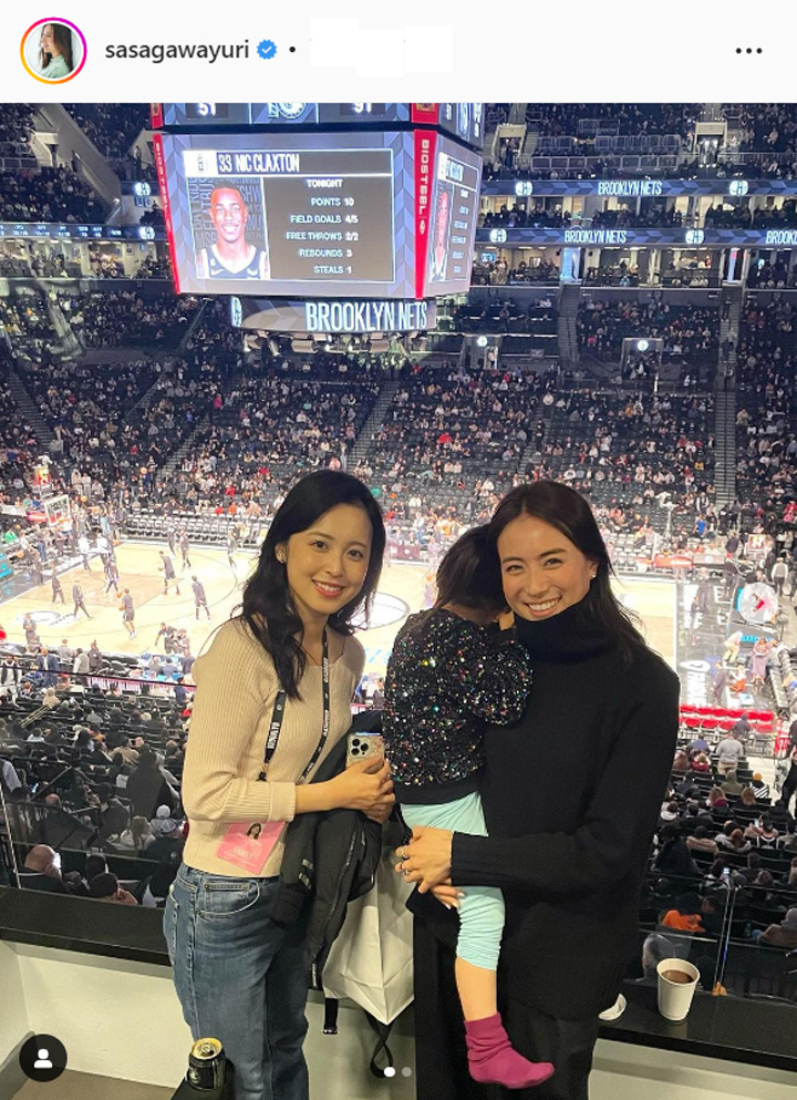 ハーフタイムに渡邊雄太の妻久慈暁子と写真に納まる笹川友里アナ（笹川友里アナのインスタグラムより）