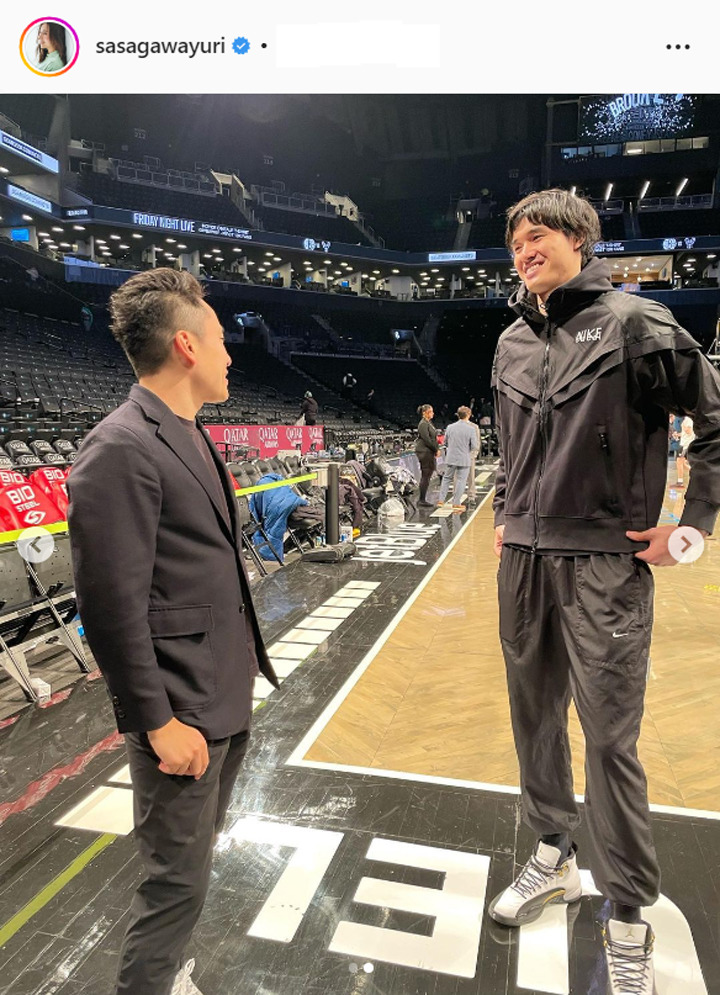 ネッツ渡邊雄太と談笑する太田雄貴氏（笹川友里アナのインスタグラムより）