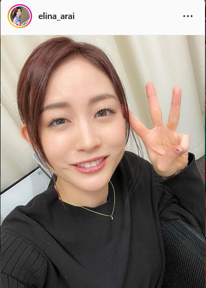 3本指のピース写真をアップした新井恵理那アナ（インスタグラムより）