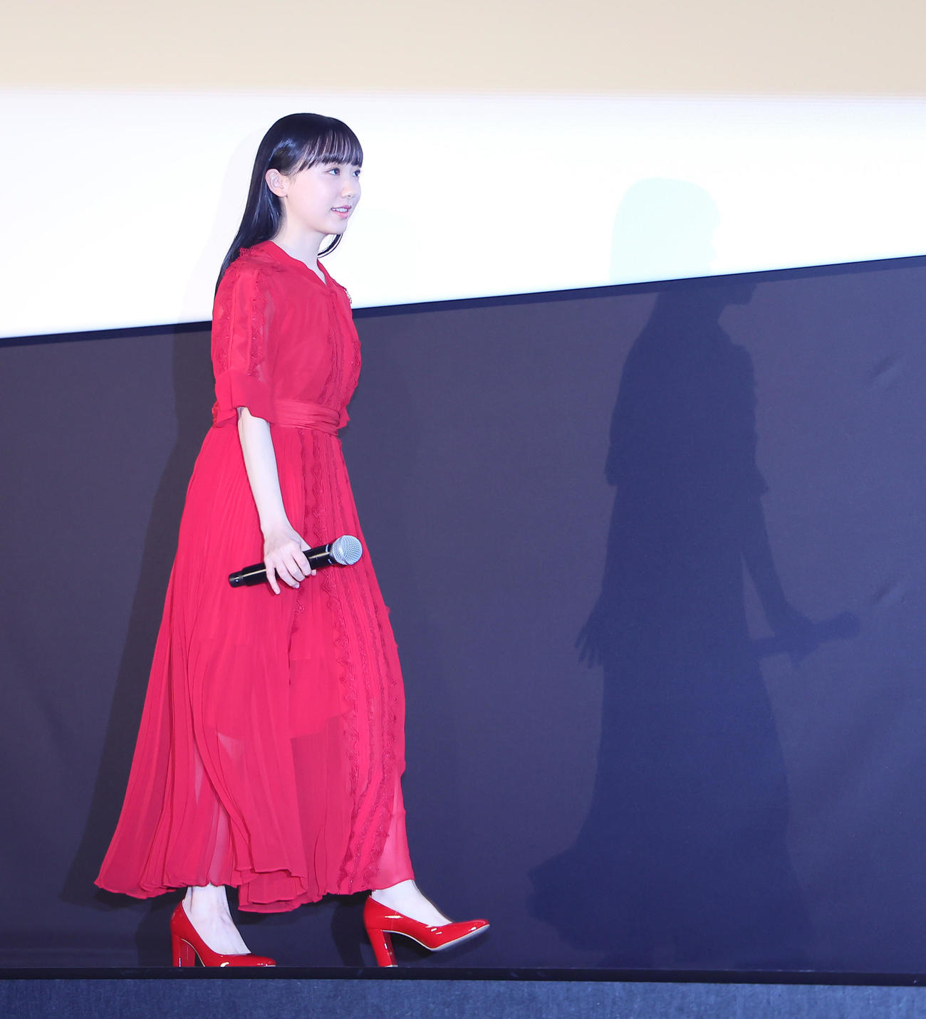 舞台あいさつに、真っ赤なドレス姿で登壇した芦田愛菜（撮影・足立雅史）