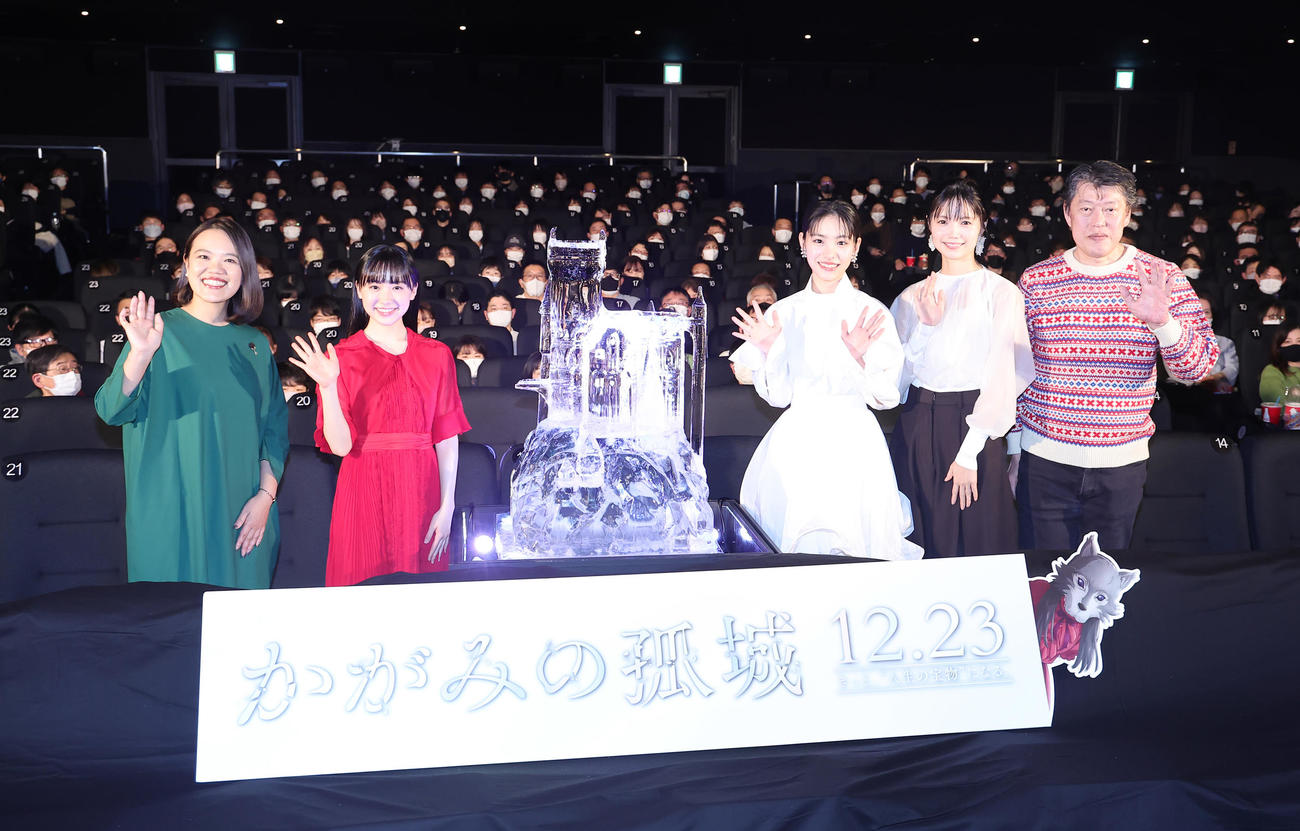 「氷で作られた城」の横で笑顔を見せる、左から原作者の辻村深月氏、芦田愛菜、當真あみ、宮崎あおい、原恵一監督（撮影・足立雅史）