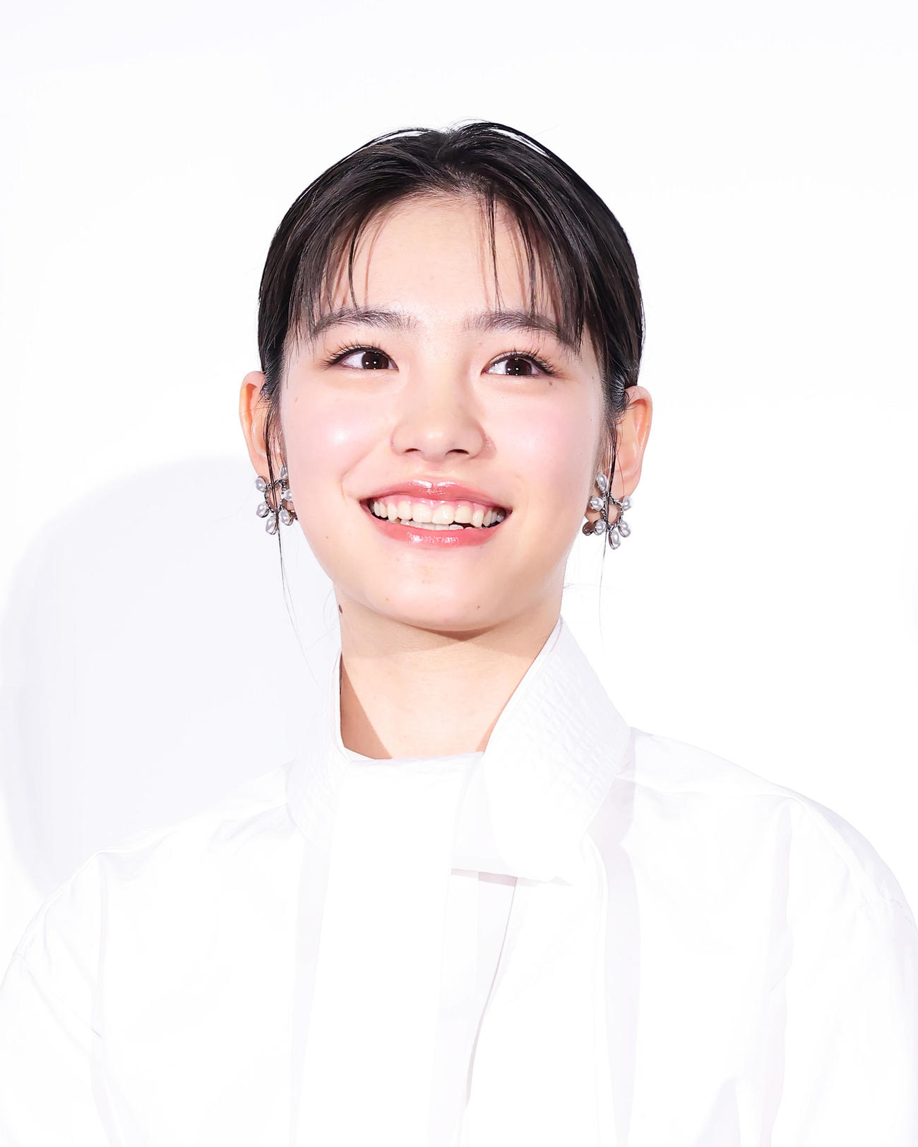 舞台あいさつで笑顔を見せる當真あみ（撮影・足立雅史）