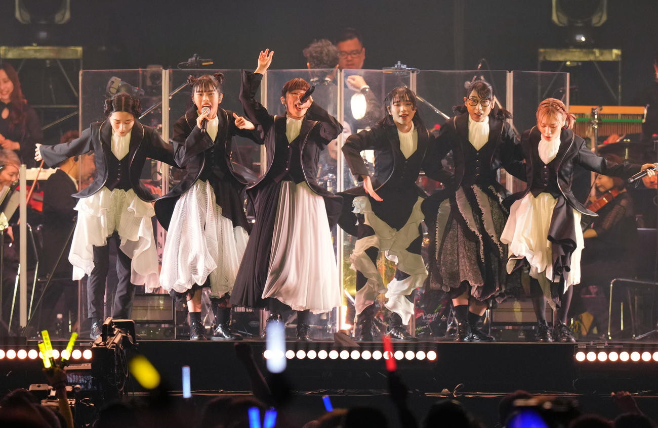 ワンマンライブのオープニングで熱唱するBiSH。左からリンリン、アイナ・ジ・エンド、セントチヒロ・チッチ、アユニ・D、ハシヤスメ・アツコ、モモコグミカンパニー（撮影・菅敏）