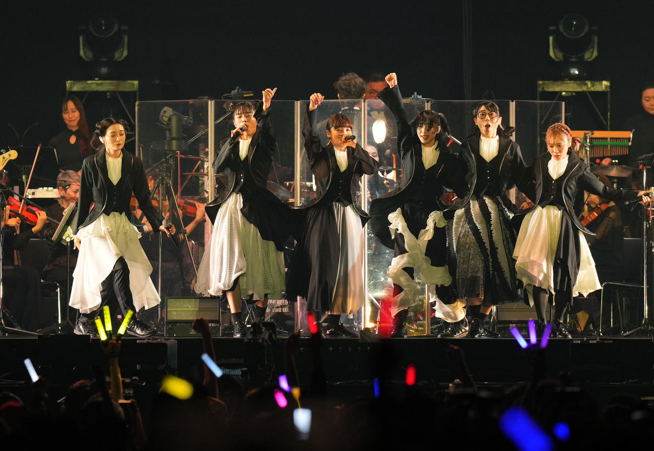ワンマンライブのオープニングで熱唱するBiSH。左からリンリン、アイナ・ジ・エンド、セントチヒロ・チッチ、アユニ・D、ハシヤスメ・アツコ、モモコグミカンパニー（撮影・菅敏）