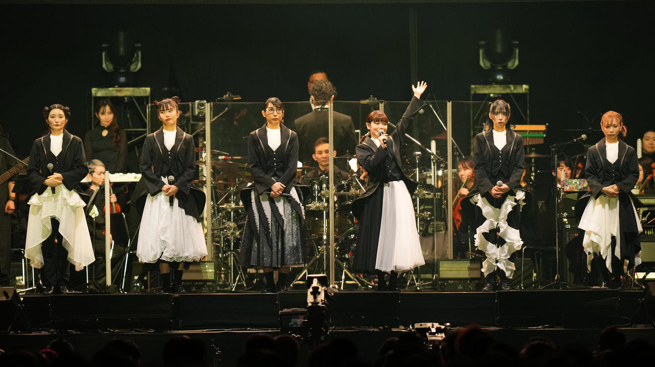 ワンマンライブで解散を発表するBiSHのセントチヒロ・チッチ（右から3人目）（撮影・菅敏）