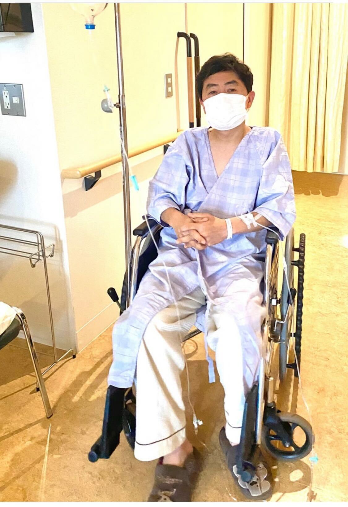 手術着に点滴姿で車椅子に座る笠井信輔アナ