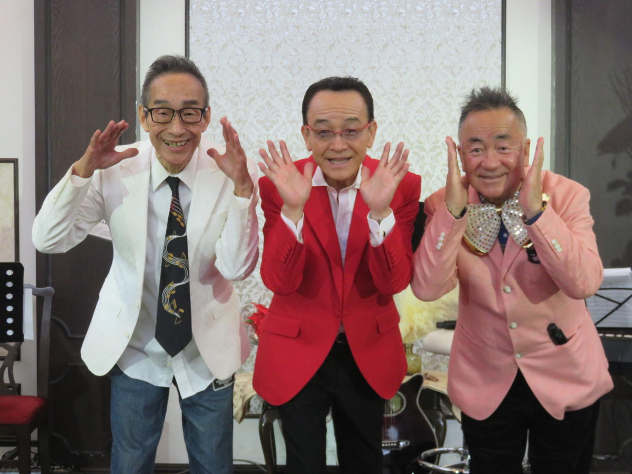 盟友のビリーバンバン菅原進（左）、湯原昌幸（中）と一緒にギャグの「ナハナハ」ポーズを決めるせんだみつお