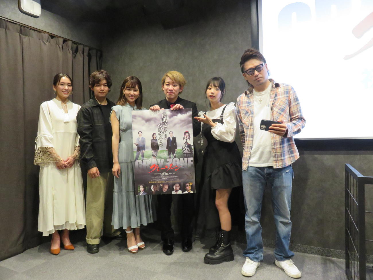 映画「グレーゾーン」の初日舞台あいさつに登壇した西原愛夏（左から3人目）と仁科克基（右）（2021年6月撮影）