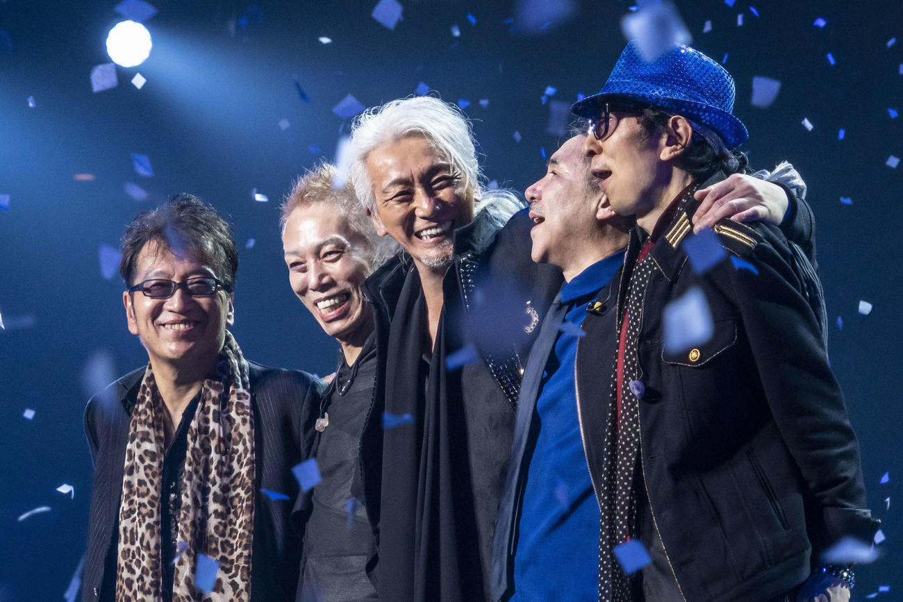 「第73回NHK紅白歌合戦」の特別企画に出場する安全地帯。左から矢萩渉、田中裕二さん、玉置浩二、六土開正、武沢侑昴
