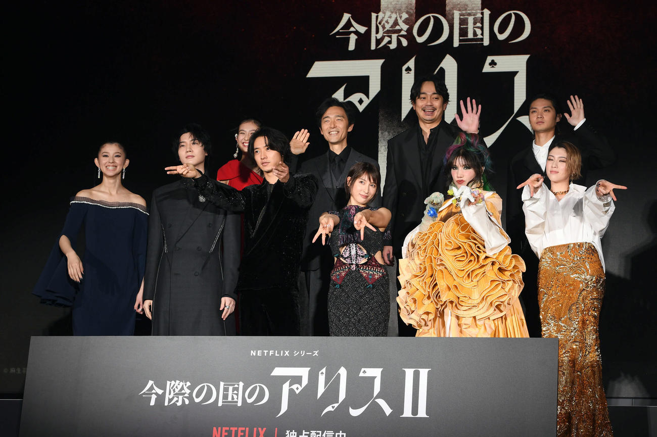 Netflixシリーズ「今際の国のアリスシーズン2」の配信記念イベントに登壇した、左から朝比奈彩、桜田通、山崎賢人、土屋太鳳、仲里依紗、三吉彩花。後列左から恒松祐里、佐藤信介監督、青柳翔、磯村勇斗（撮影・たえ見朱実）