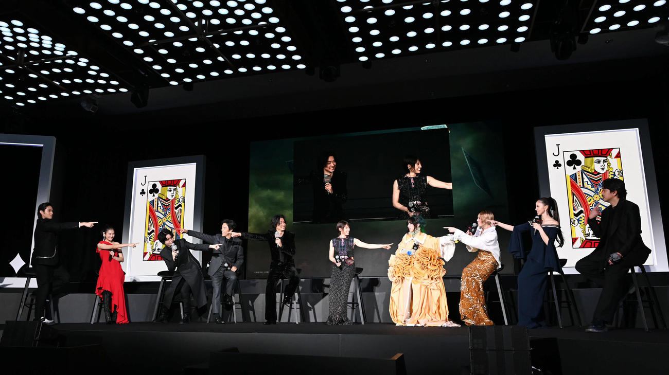 ゲームで盛り上がる出演者（撮影・たえ見朱実）