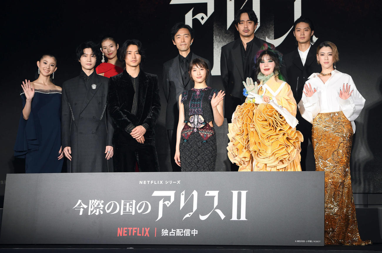 Netflixシリーズ「今際の国のアリスシーズン2」の配信記念イベントに登壇した、左から朝比奈彩、桜田通、山崎賢人、土屋太鳳、仲里依紗、三吉彩花。後列左から恒松祐里、佐藤信介監督、青柳翔、磯村勇斗（撮影・たえ見朱実）