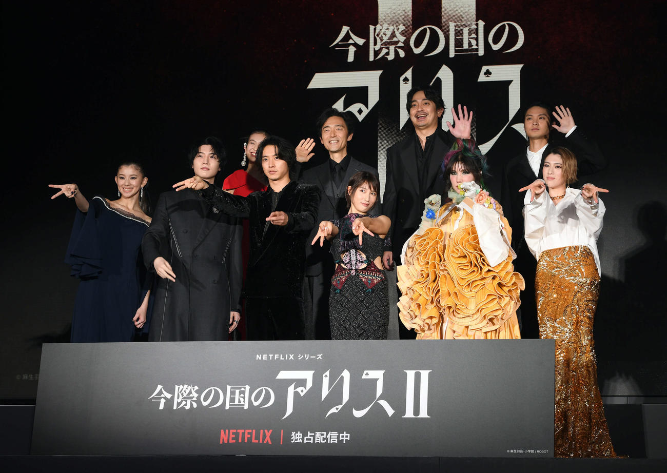 Netflixシリーズ「今際の国のアリスシーズン2」の配信記念イベントに登壇した、前列左から朝比奈彩、桜田通、山崎賢人、土屋太鳳、仲里依紗、三吉彩花。後列左から恒松祐里、佐藤信介監督、青柳翔、磯村勇斗（撮影・たえ見朱実）
