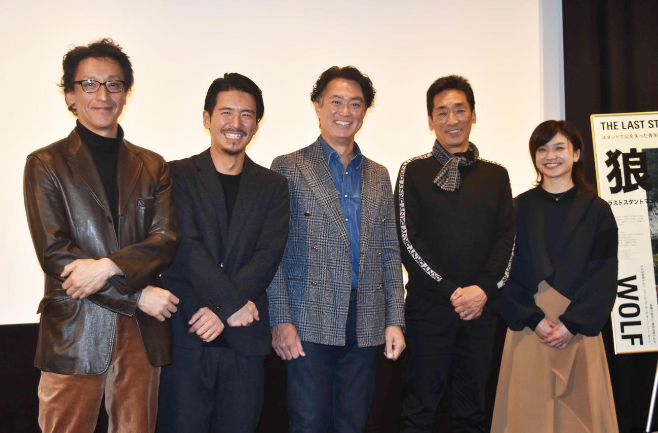 映画「狼　ラストスタントマン」公開記念舞台あいさつに登壇した石黒賢（中央）ら。左から六車俊治監督、石田卓也、1人おいて高橋昌志、藤沢志帆