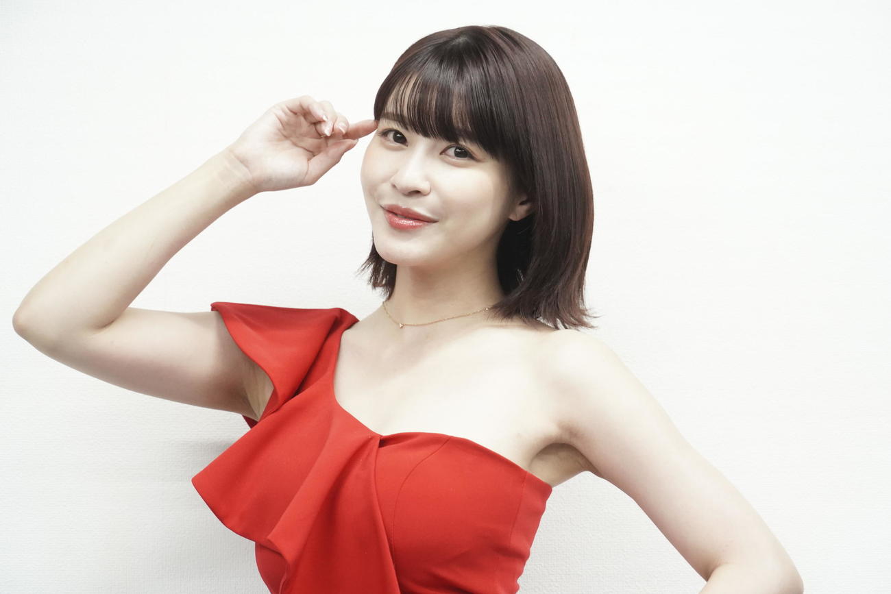 トレーディングカードの発売記念イベントを行った岸明日香（撮影・佐藤成）