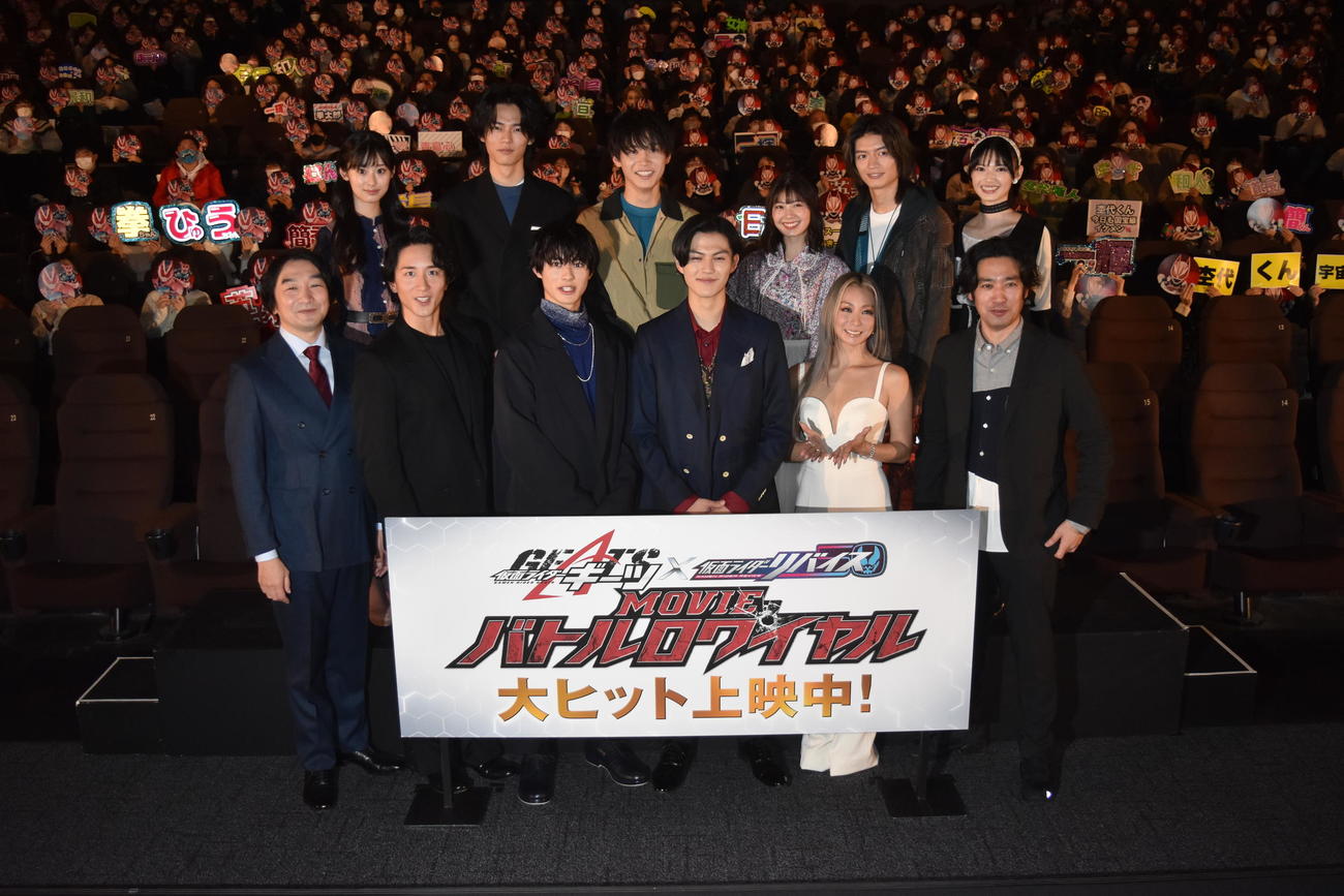 映画「仮面ライダーギーツ×リバイス　MOVIE　バトルロワイヤル」公開記念舞台あいさつに登壇した劇団EXILEの前田拳太郎ら（前列左から3人目）。前列左から池田鉄洋、大貫勇輔、一人おいて倖田来未、柴崎貴行監督、後列左から井本彩花、日向亘、佐藤瑠雅、星乃夢奈、杢代和人、青島心
