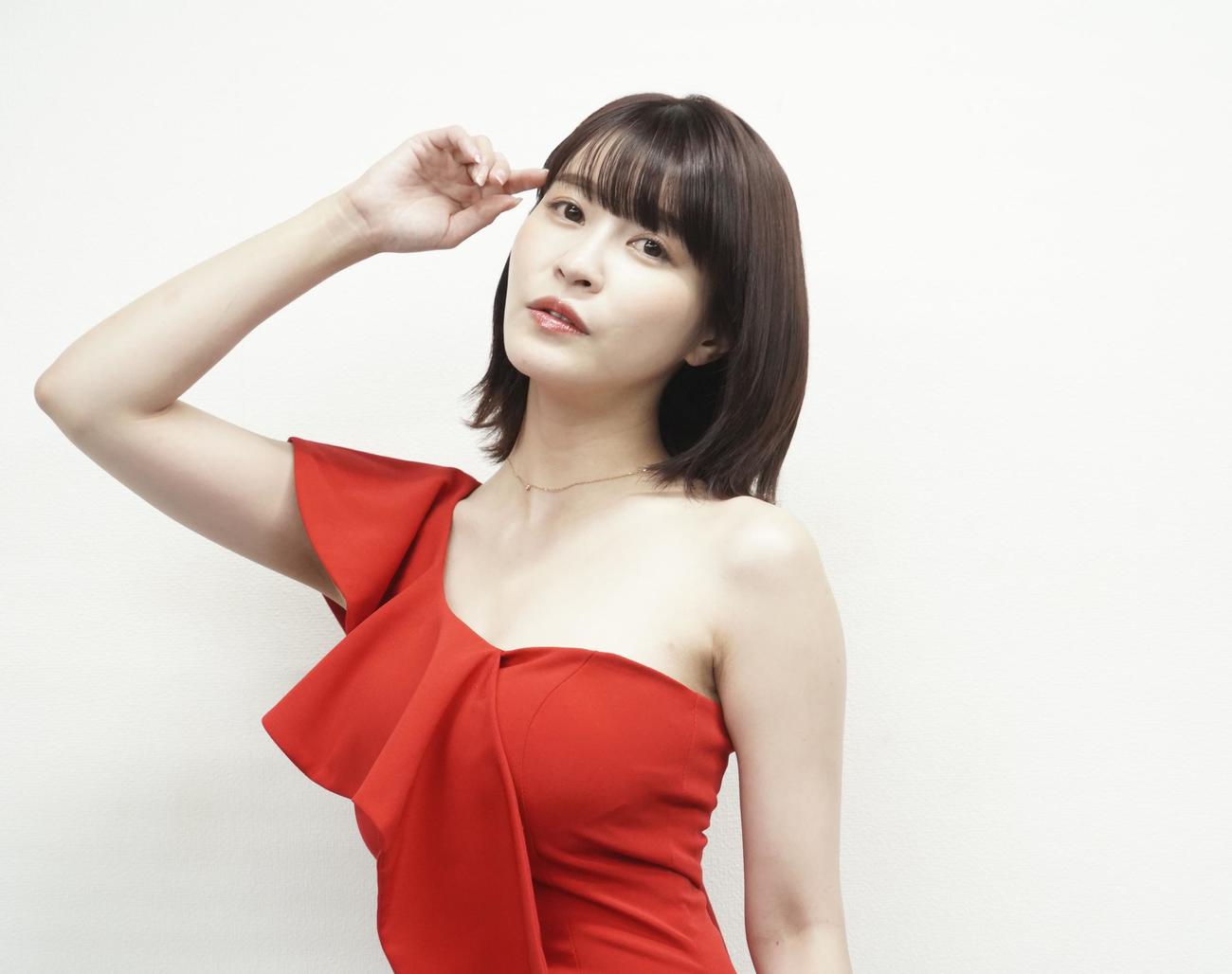 トレーディングカードの発売記念イベントを行った岸明日香（撮影・佐藤成）