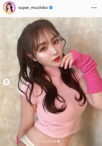 ピンクのトップスにヘソ出し姿のてんちむ（てんちむのインスタグラムより）