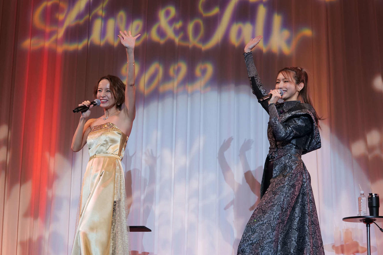 初のコラボパフォーマンスを披露する鈴木亜美（左）と後藤真希