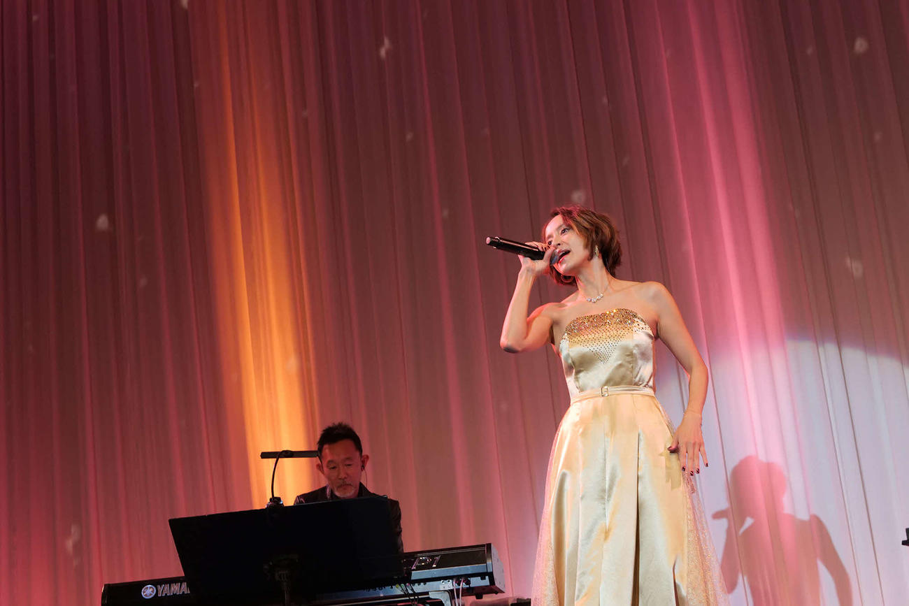 コンサート「鈴木亜美　後藤真希　X’mas Live＆Talk 2022」で歌唱する鈴木亜美