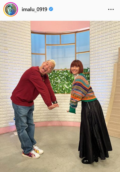 キャイ～ンのウド鈴木と“キャイ～ン登場の決めポーズ”をするIMALU（インスタグラムより）