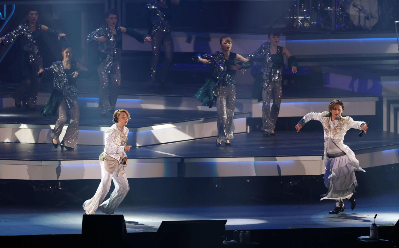 デビュー25周年を迎え、熱いステージを見せるKinKi Kidsの堂本剛と堂本光一（撮影・浅見桂子）