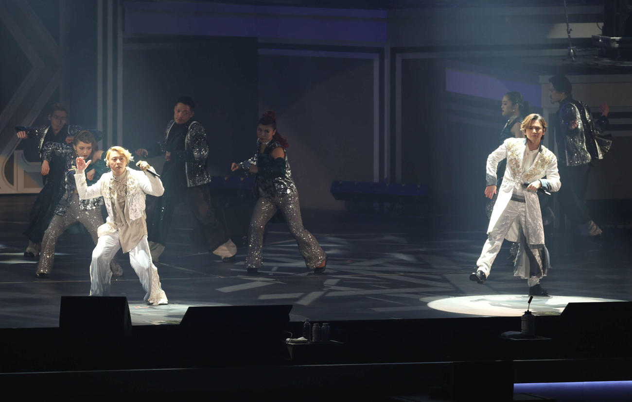 デビュー25周年を迎え、熱いステージを見せるKinKi Kidsの堂本剛と堂本光一（撮影・浅見桂子）