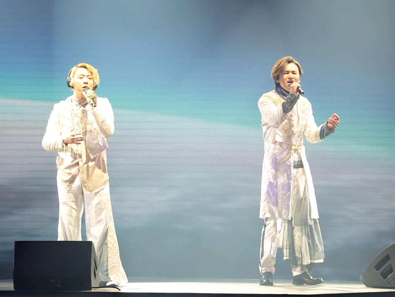 デビュー25周年を迎え、熱いステージを見せるKinKi Kidsの堂本剛と堂本光一（撮影・浅見桂子）