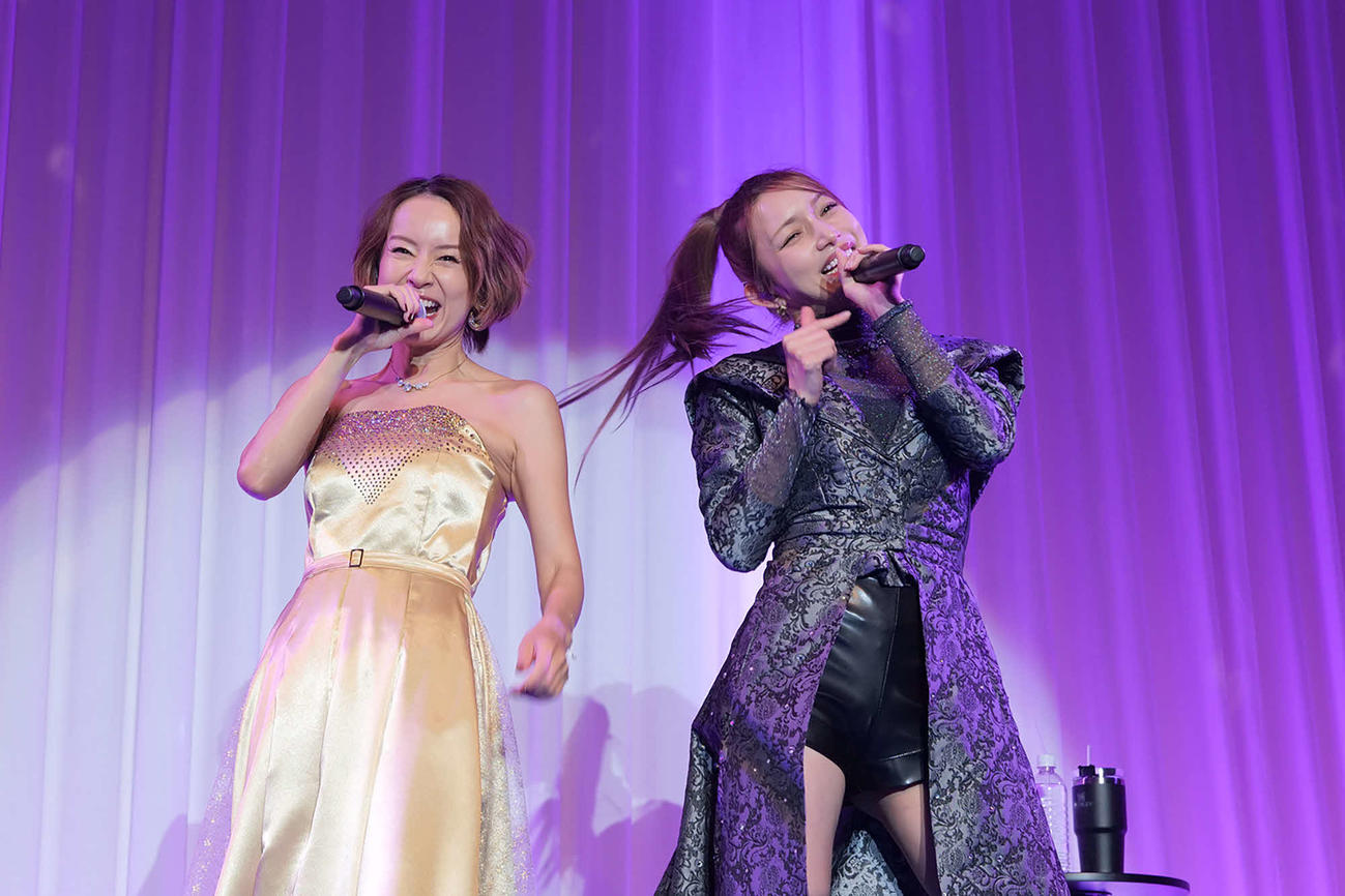 初のコラボパフォーマンスを披露する鈴木亜美（左）と後藤真希