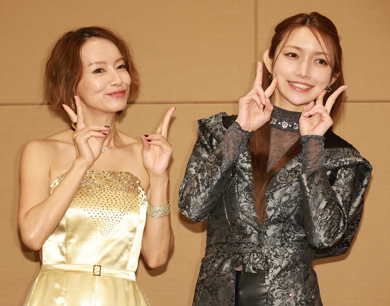 「X’mas Live　＆　Talk2022」の会見を行った鈴木亜美（左）と後藤真希（撮影・中島郁夫）