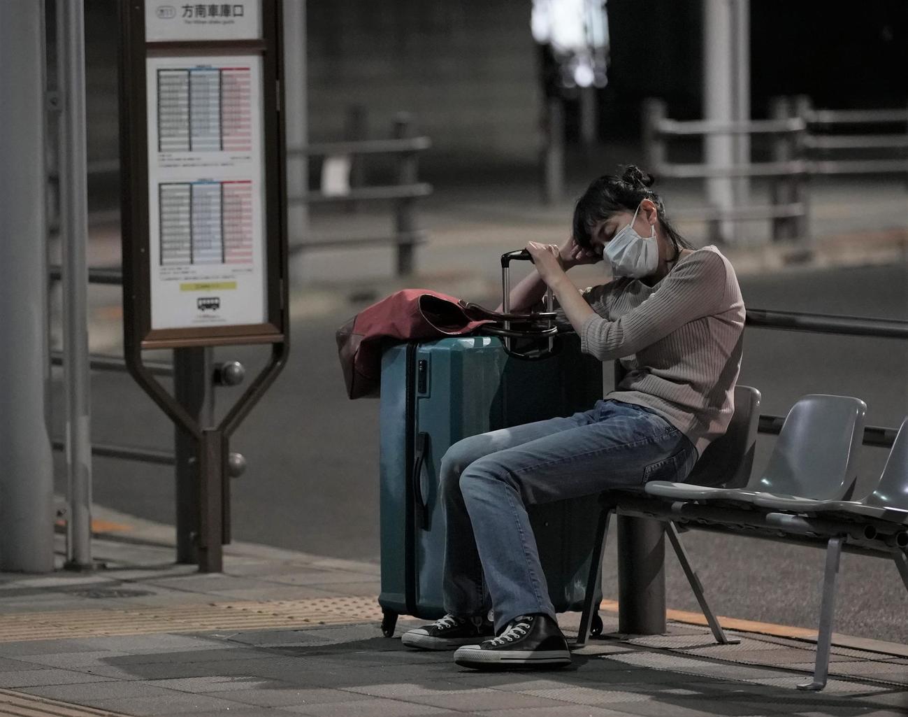 「夜明けまでバス停で」（C）2022「夜明けまでバス停で」製作委員会
