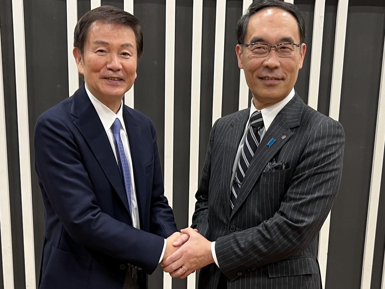 森田健作（左）がパーソナリティを務めるラジオ番組にゲスト出演した大野元裕埼玉県知事