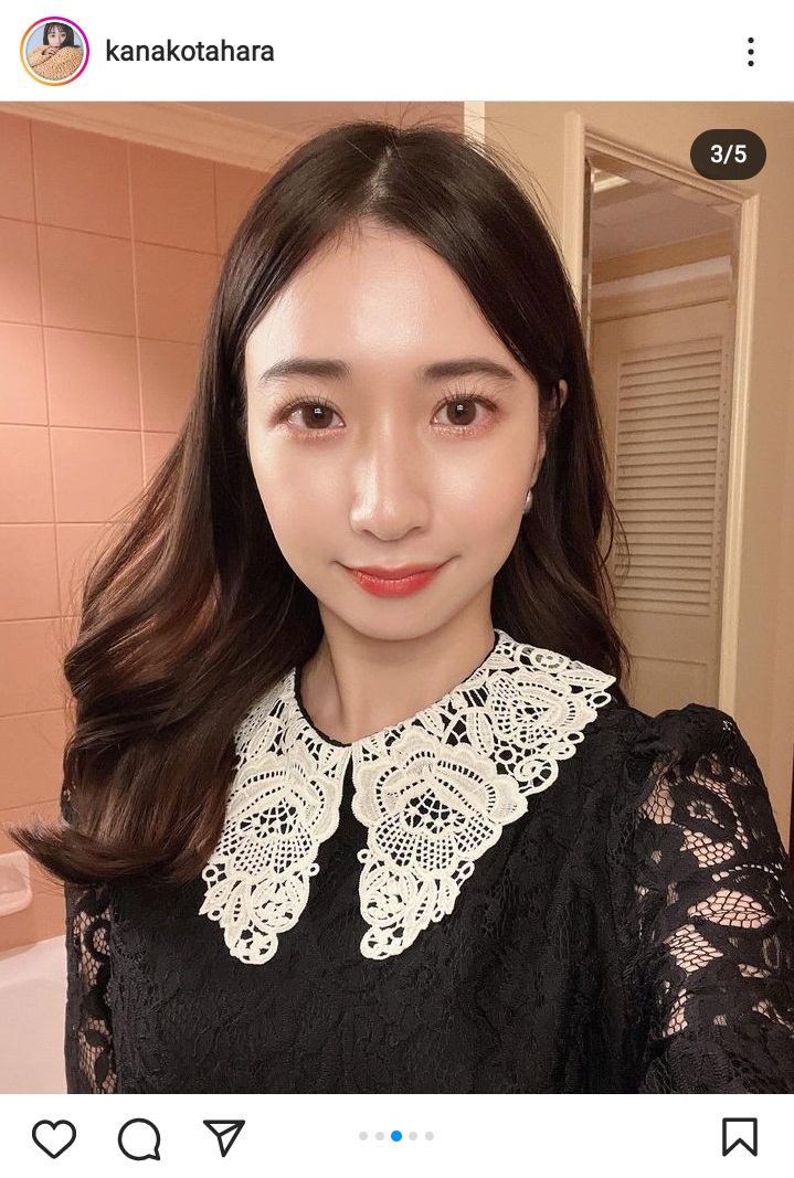 白襟の黒いロングワンピース姿の田原可南子の上半身アップカット（インスタグラムより）