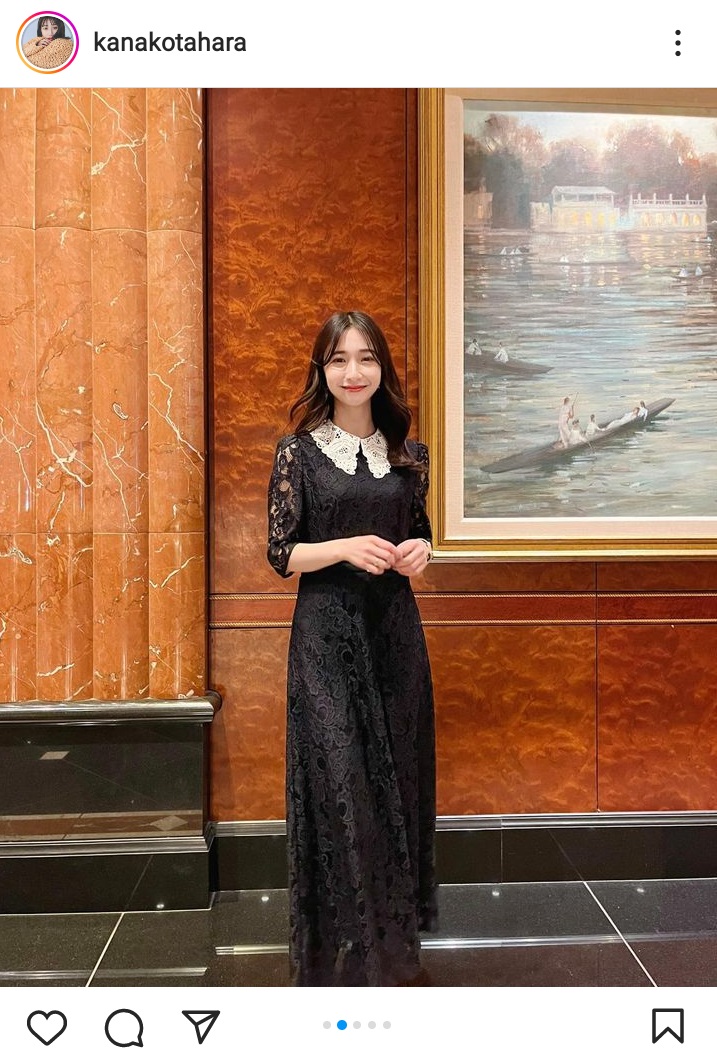 白襟の黒いロングワンピース姿の田原可南子の全身カット（インスタグラムより）