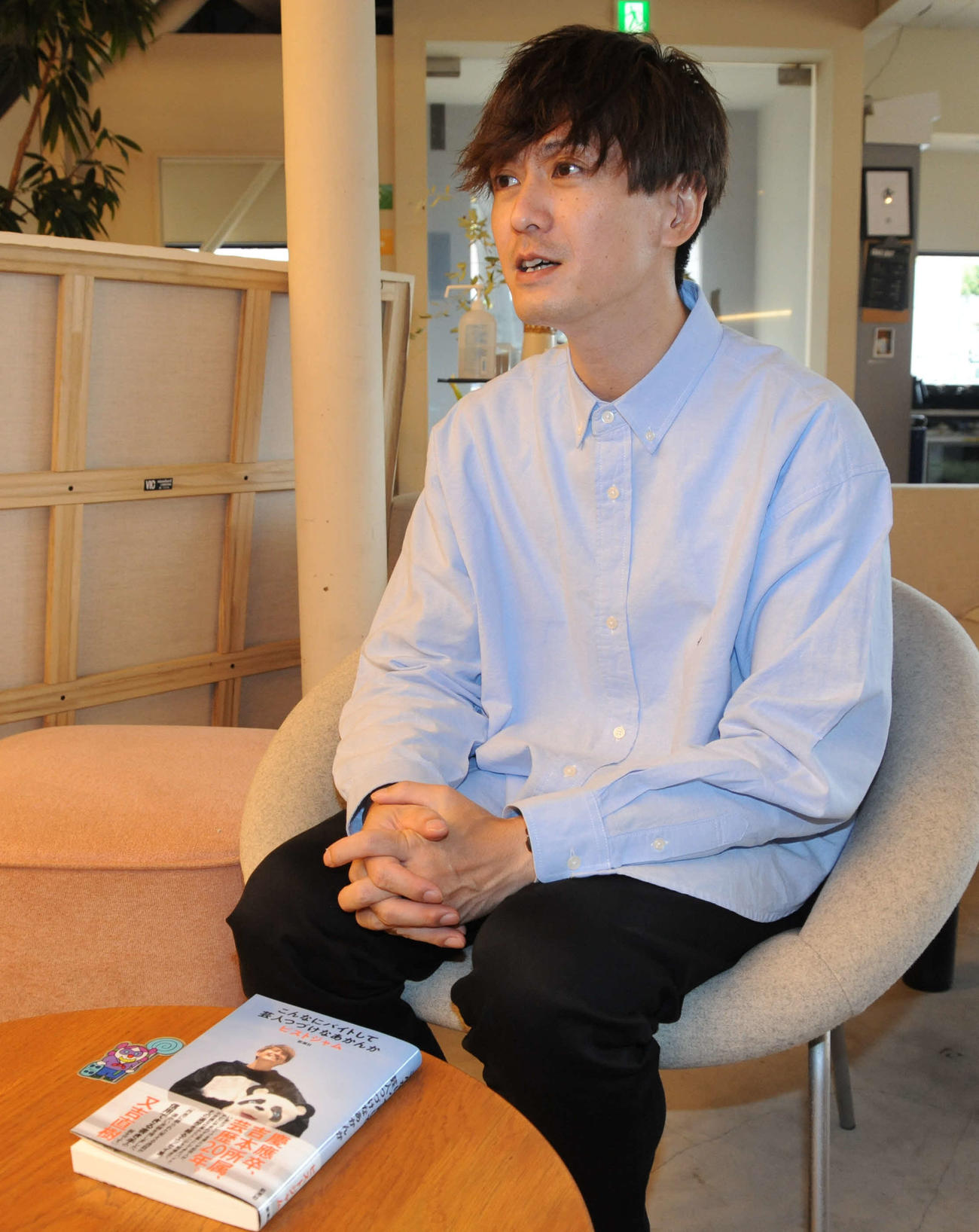 著書「こんなにバイトして芸人つづけなあかんか」を発売し、話をするピストジャム（撮影・松尾幸之介）