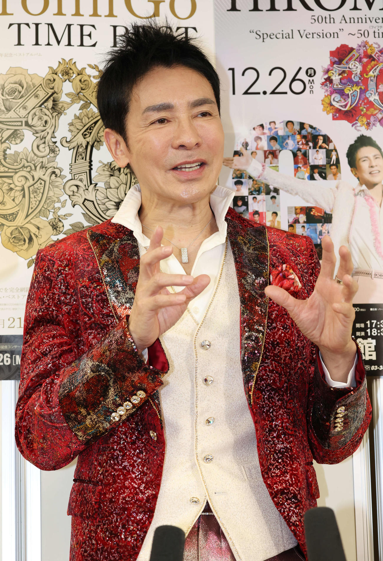 デビュー50周年記念コンサート開演前に囲み取材に応じる郷ひろみ（撮影・宮地輝）