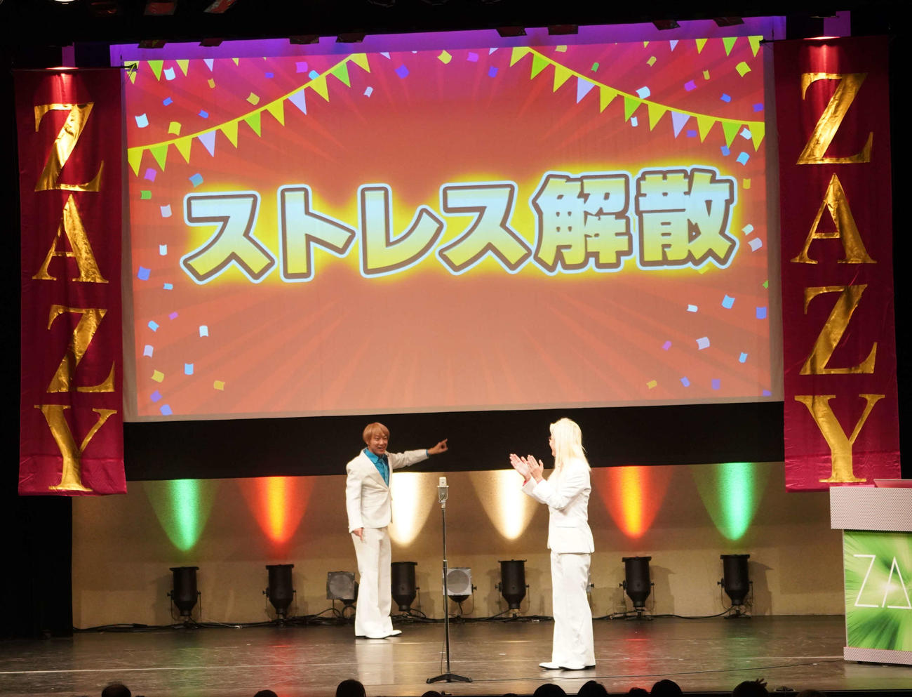 単独ライブ「ZAZY大単独LIVE　大祭鳥」でお見送り芸人しんいち（左）とのコンビ、ストレスの解散が決定して拍手するZAZY