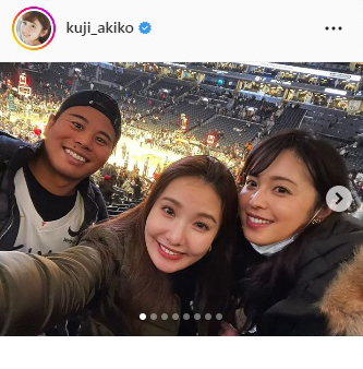 DeNA浜口遥大夫妻と一緒に夫が所属するNBAネッツの試合を観戦した久慈暁子（右）（久慈暁子のインスタグラムより）