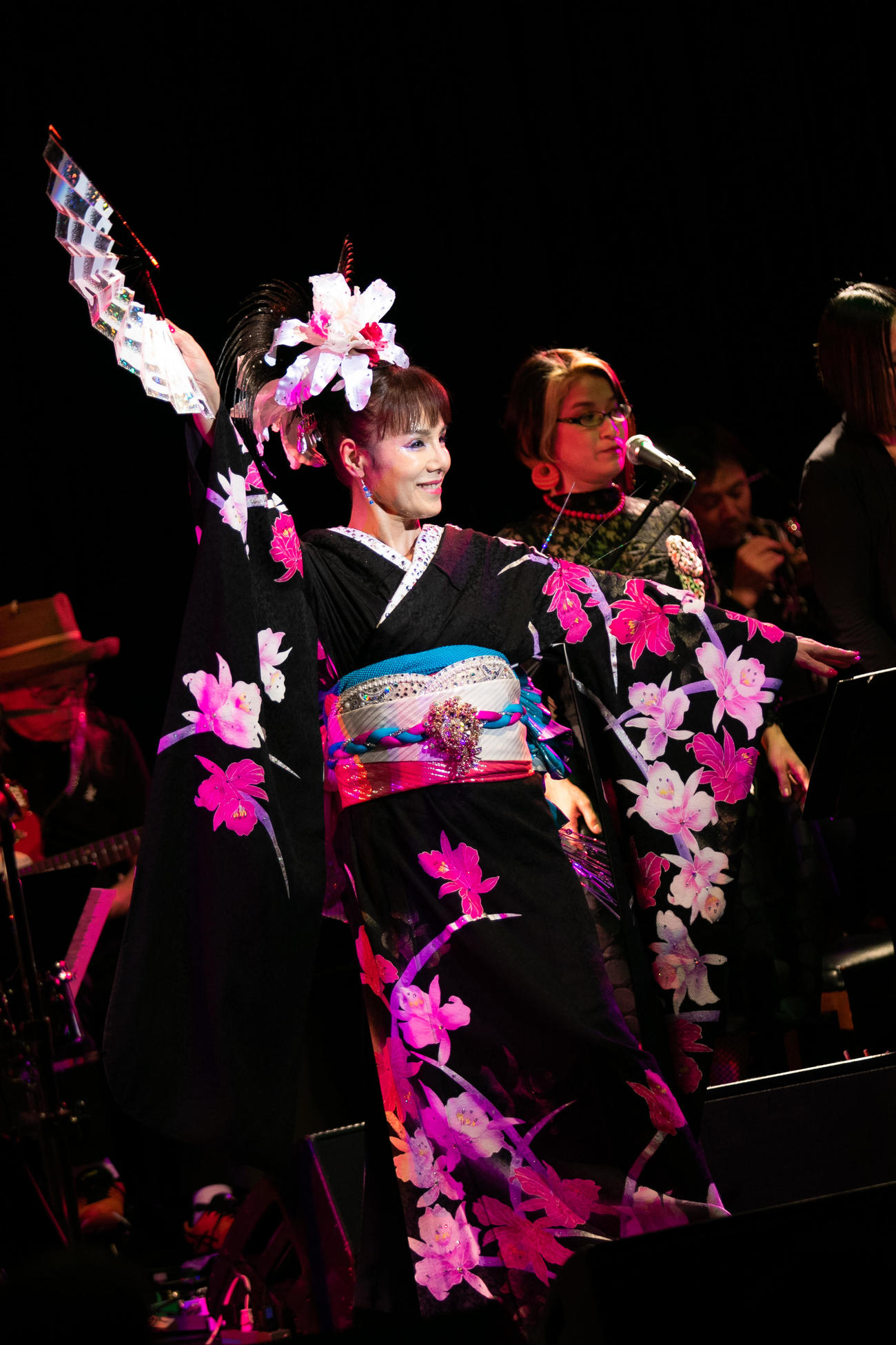 20年に行われた公演の様子（事務所提供）